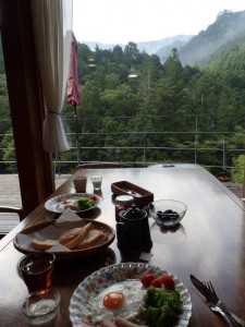 根須木，見ながら朝食。メニューは年中ほぼ一緒，景色は毎日変化