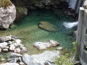 本日の二号(新)堰堤，水位低下で岩・砂利がかなり露出_0811