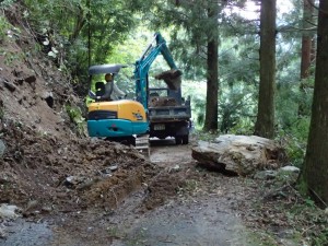 台風15号による崩落現場・猪小屋手前。右側の大石は残ってるけど通行には支障なし_0827