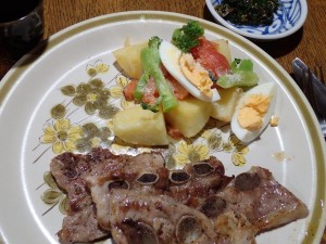 今日は良く働いたので温野菜・スペアリブ・赤ワイン ＆モロヘイヤの晩飯