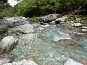 20番・西山広場降り口の流れ，いい感じなんですけど