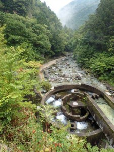 二号(新)堰堤のタワー魚道から下流を望む。このアングルが好きな小生です・エスカルゴみたいでしょ_0917