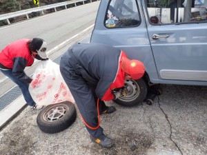 「脇の山」のGSでキャトルのタイヤ交換_1126