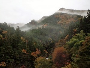 曇天朝根須木，右手の通称「中野川富士」の手前にもピークが_1102