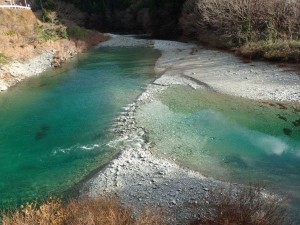 12月10日の多雨影響が残っている桑瀬川合流点，右方が中野川川