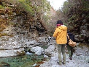 最上流部の冬景色撮影姉弟。氷柱(ﾂﾗﾗ)がお目当てだったそうですが・・。