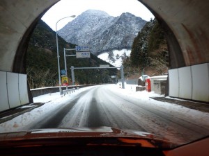194号線・寒風山トンネル西条側出口，チロルの森の先まで積雪有りでした_0120
