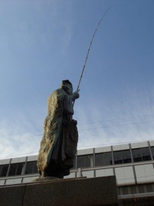 福山駅前の「五浦釣人・岡倉 天心」