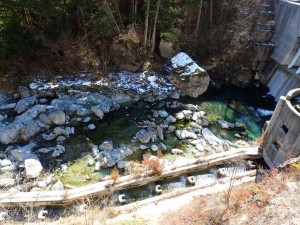 第二(新)堰堤付近，北側(画面上)の岩には残雪も_0303