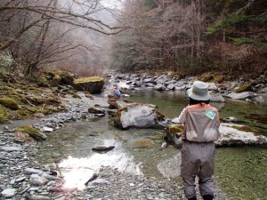 遠来の入渓者さん，キャッチ。奥様は写真撮影_0308