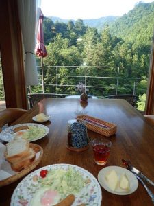 晴天朝食は「ボオーッ」と根須木の稜線を眺めながら・・，曇天・雨天もナカナカですよ