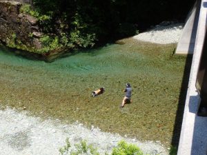 出合橋下で涼しい水浴・・ウーーーンッ_0618