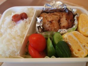 ご飯チョイ少な目の昼弁当