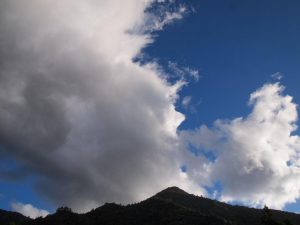 台風影響雲？。右側が上空雲で左が低空雲_0829