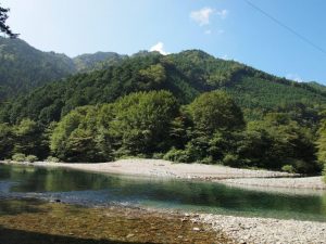 出合橋下の水温測定ポイントから右手に中野川川。キャンプ痕跡ほとんど無しで綺麗！！。