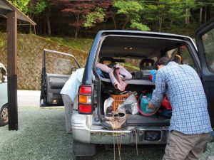 「これから近隣沢へ」準備の釣り人車。プリウスでは行かない方がエエでしょう_0802