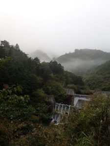 霧雨に煙る二号新堰堤_0925