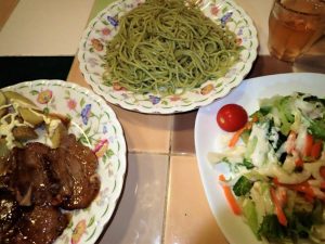 ジェノベーゼパスタ＋スペアリブ＋沢山サラダ＋白ワ-の夕食