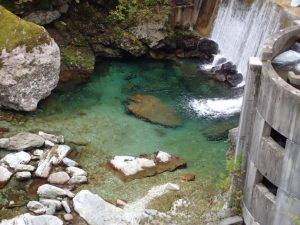 二号 (新) 堰堤，真ん中下の岩の頭出具合からすると・・平水なんですけどね。沈み岩回りで連続ライズを発見！！_PM0318・1013